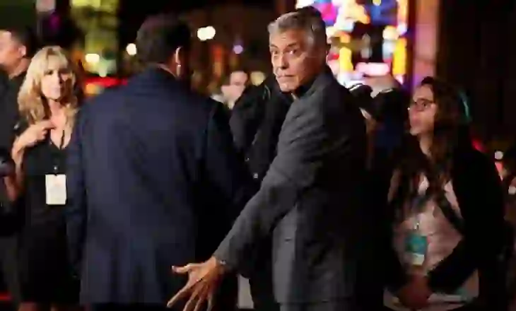 Momente gazmore në Hollywood: George Clooney vendos me shaka dorën mbi të pasmet e Adam Sandler