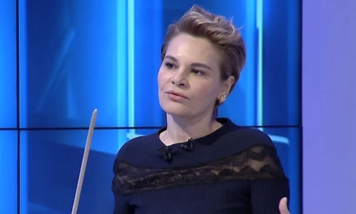 Monika Kryemadhi surprizon ndjekësit, shfaqet me robdisham në krevat me një influencere të njohur (Foto)