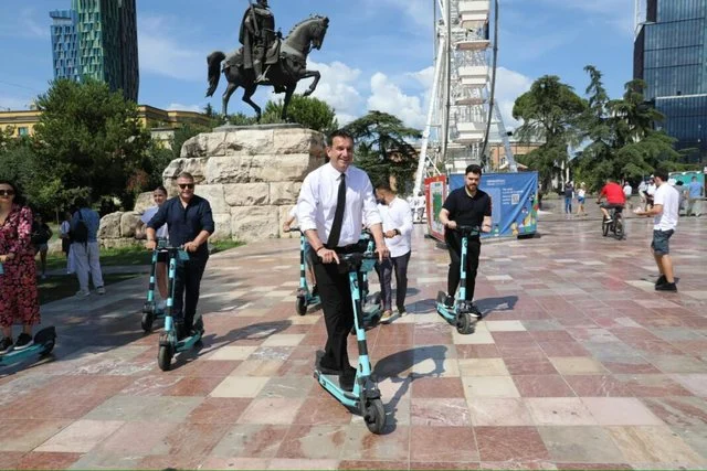 Monopatinat elektrike/ Nga promovimi që u bënte Veliaj te ndalimi nga Rama