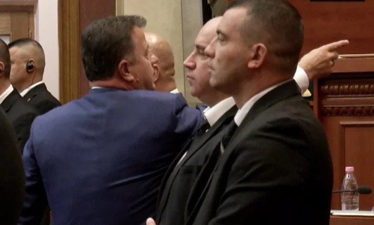 “Mos më drejto gishtin, turp të kesh ti”, ministrja Koçiu debaton ashpër me Nokën