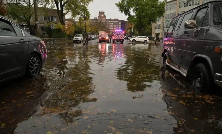 Mot i keq në New York, humbin jetën dy persona nga reshjet e dendura të shiut
