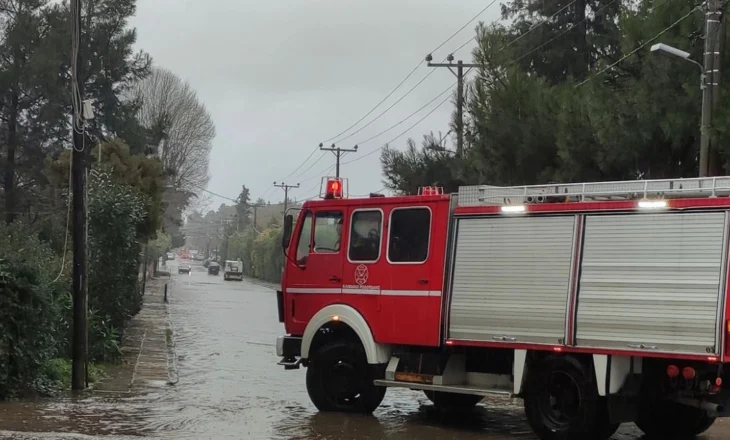 Moti i keq përfshin Greqinë, stuhitë e shiut përmbytin ishullin dhe rrëzojnë pemët