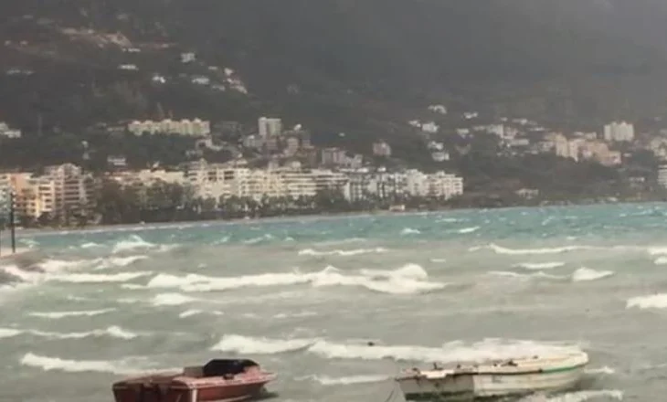 Moti i keq, pezullohet lëvizja e mjeteve lundruese dhe të peshkimit në Vlorë