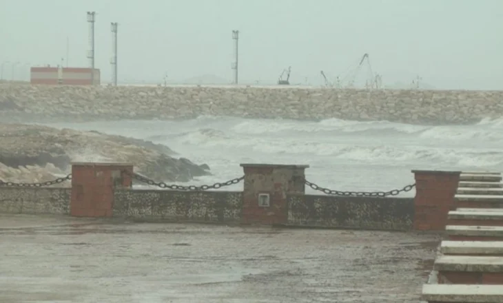 Moti i keq pezullon lundrimet në Detin Adriatik, anulohen lëvizjet detare Durrës-Bari dhe anasjelltas