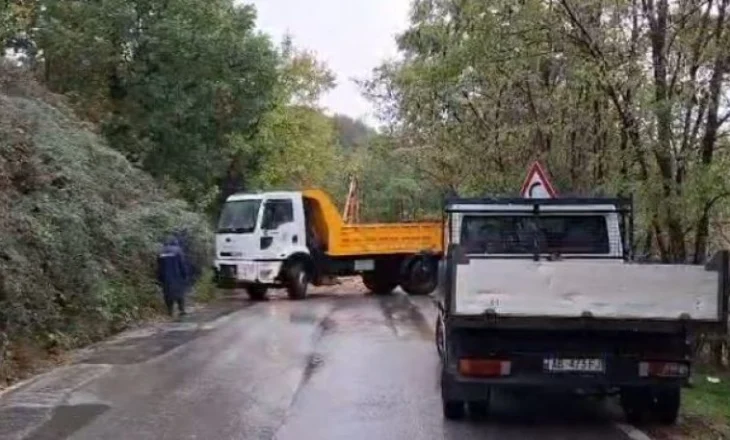 Moti i keq prek edhe Kukësin/ Gurë dhe inerte në rrugë, problematika për qarkullimin e mjeteve në disa akse