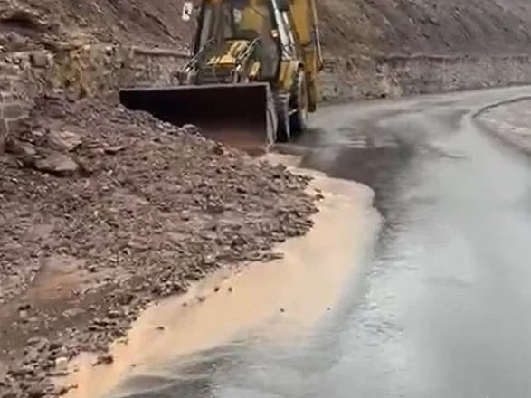 Moti i keq prek edhe Kukësin/ Gurë dhe inerte në rrugë, vështirësi për qarkullimin e mjeteve