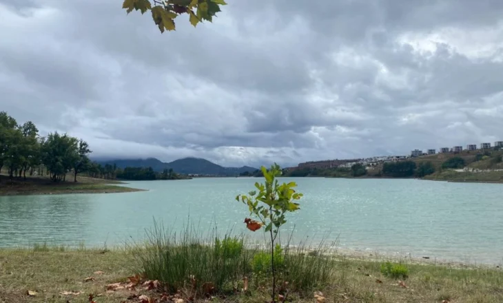 Moti i paqëndrueshëm , reshje shiu dhe era e fortë në të gjithë vendin