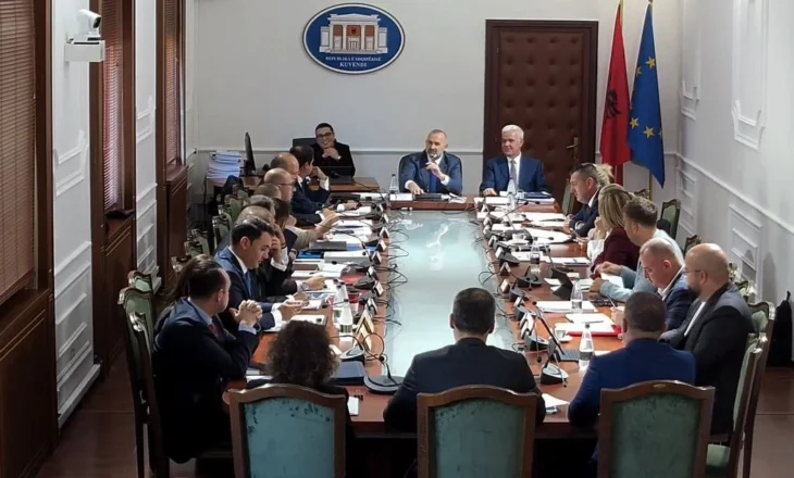 “Na mori malli o burrë i dheut, ku është kryeministri ta puth”, ironi dhe batuta te “Ligjet”, Manja i përgjigjet Korreshit: Edhe po erdhi, ti nuk e arrin dot