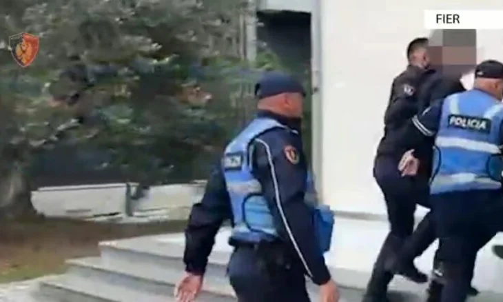 “Ndal, policia!”/ Qarkullonin të armatosur dhe nuk iu bindën urdhrit për të ndaluar, 2 në pranga, mes tyre një vajzë… (VIDEO)