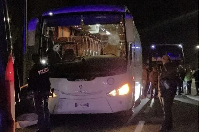 Ndeshja e basketbollit në Itali kthehet në tragjedi! Sulmohet autobusi i tifozëve, ndërron jetë shoferi