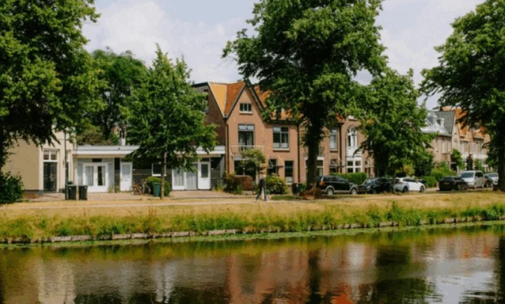 Në Holandë, dritaret e mëdha të shtëpive janë simbol ndershmërie