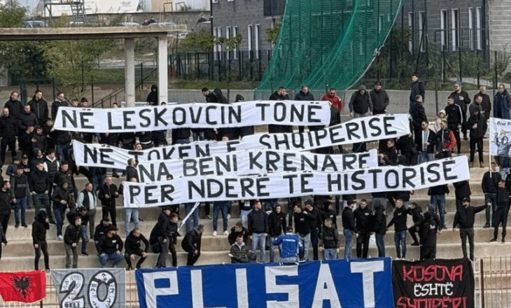 “Në Leskovcin tonë, në tokën e Shqipërisë…”! Plisat vijnë me super banderolë në Kosovë: Na bëni krenar për nder të historisë
