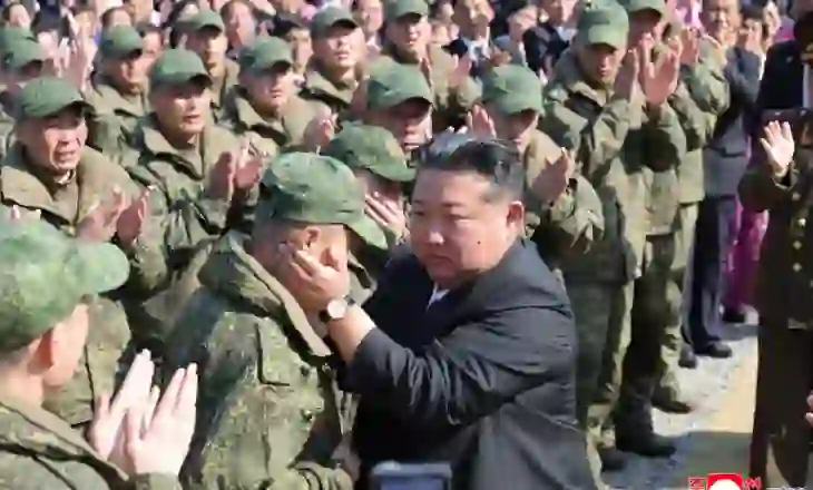 Në lot për ushtarët e vrarë në Rusi, por Kim Jong Un nuk i ndahet Putinit (VIDEO)