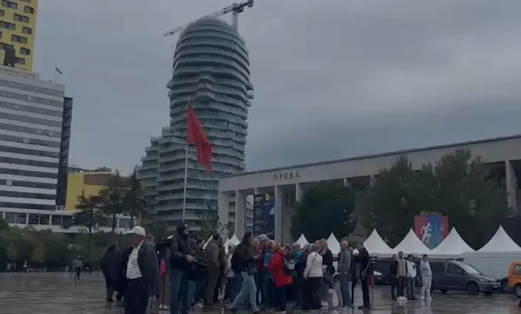 Në prag të tubimit për ish-krerët e UÇK, mblidhen protestuesit e parë në Sheshin Skënderbej (VIDEO)