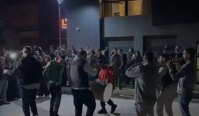Në Prishtinë janë numëruar vetëm 4 nga 268 kuti, por ka nisur festa!