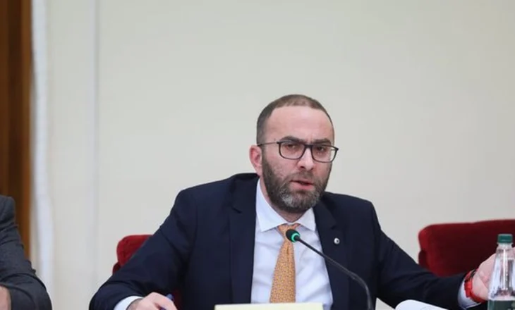 “Nëse nuk e mban dot atë karrige, liroja Ballës!”, Bardhi përplaset me Peleshin në Konferencën e Kryetarëve