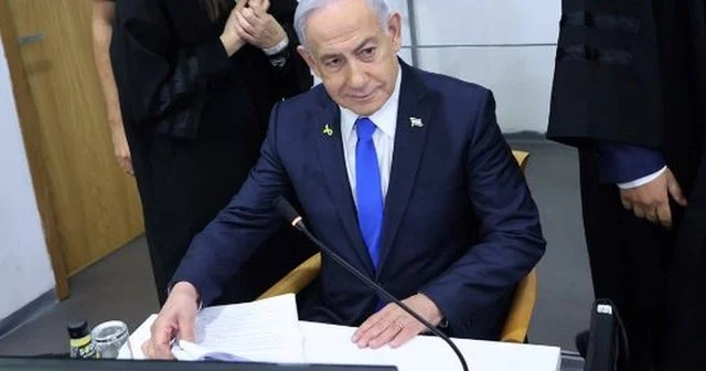 Netanyahu kthehet në gjykatë pas festimeve për lirimin e pengjeve
