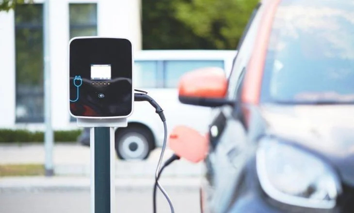 Nga 1 nëntori, makinat elektrike do ta paguajnë më shtrenjtë çmimin e energjisë elektrike