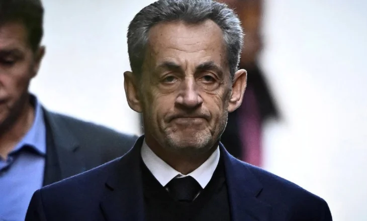 Nga sallat luksoze të Elizesë në muret e zhveshura të burgut La Santé… ‘rutina’ e re e Sarkozy në qeli, çdo gjë me orar dhe monitorim