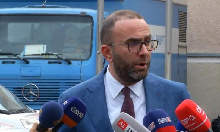 “Ngatërroi grupin në WhatsApp”/ Bardhi nxjerr mesazhin e Ballës: Ndërprerja e Kuvendit skenar, urdhëroi deputetët e PS të vinin për..