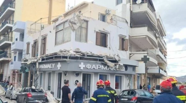 Ngjarje e rëndë/ Ballkoni i një apartamenti shembet në rrugë (Detaje)