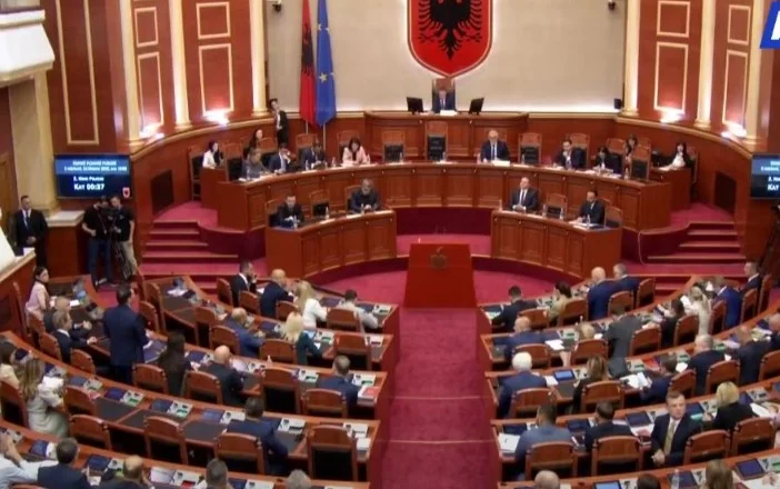 Nis seanca në Kuvend, betohen dy deputetët e rinj të PSD