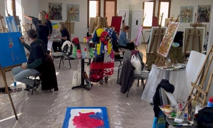 Nisin “Ditët e Mios” në Korçë, piktorë nga shumë shtete hedhin në telajo peizazhet e juglindjes