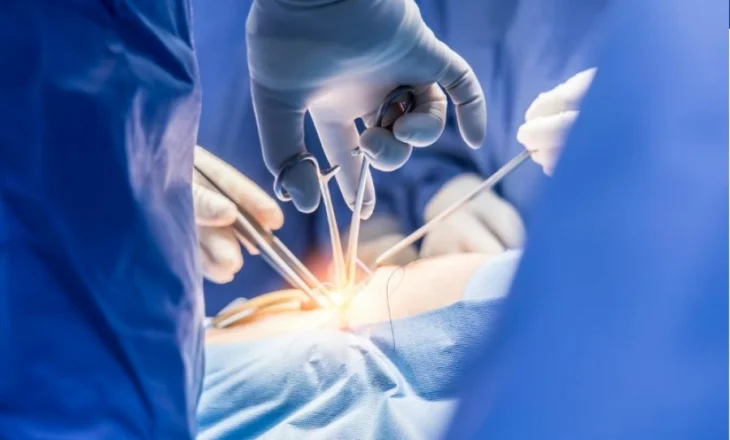 Një burrë në Kinë jetoi më shumë se 170 ditë pas transplantimit të mëlçisë së derrit
