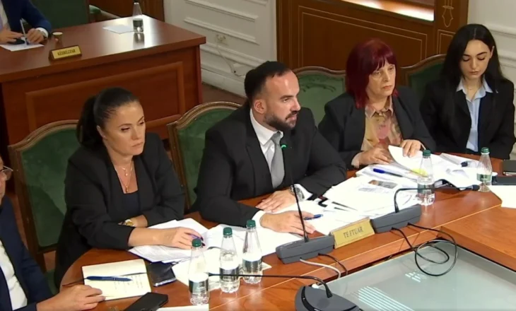 Një menaxhim i ri për mbetjet, ministri i Mjedisit debaton me opozitën: Lehtësohen bashkitë, ndarja bëhet që në burim
