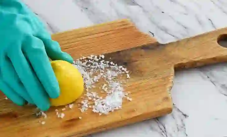 Një nga sendet më të ndotura në shtëpi, mund ta dezinfektoni dërrasën e prerjes me limon dhe kripë