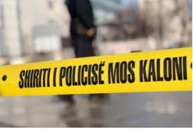 Një person i armatosur përplasi me makinë disa persona në Sauk, një efektiv në gjendje të rëndë