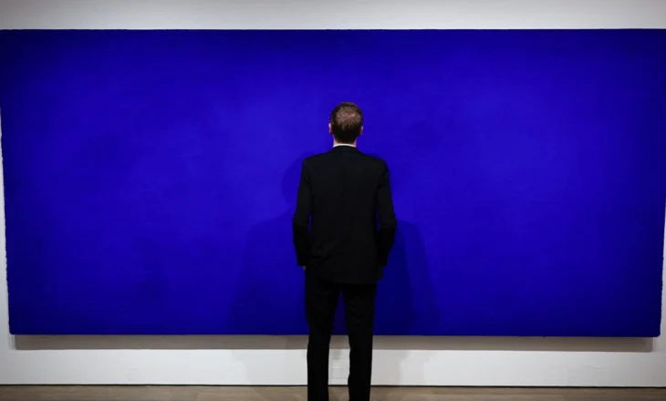 Një pikturë monokrome nga Yves Klein shitet në ankand për 18.4 milionë euro