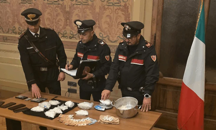 Njëri “e transportonte” drogën me biçikletë, tjetri e ruante në shtëpi, arrestohen dy të rinj shqiptarë në Itali