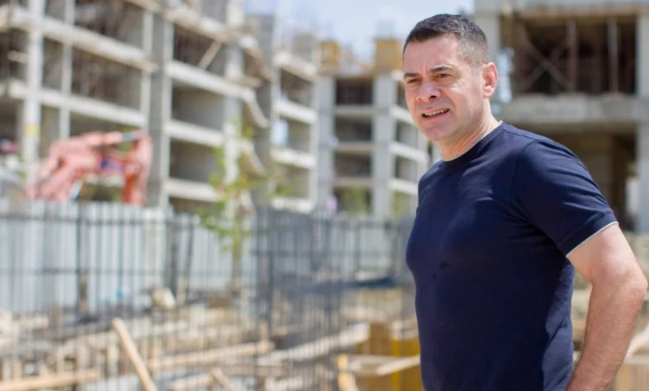 ‘Njëri ngul thika dhe tjetri…’ Ahmetaj: I sugjeroj Dumanit të bëhet ‘i penduar’, më hetoi me urdhër të Ramës