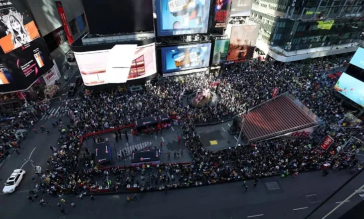 “No Kings”/ Nis tubimi i parë kundër Trump, mijëra protestues mbushin sheshin në New York