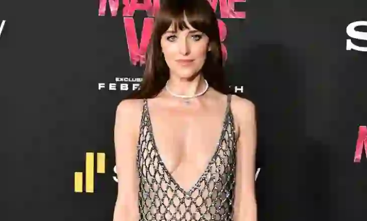 “Nuk më intereson çfarë thoni”/ Dakota Johnson flet hapur për veshjet provokuese