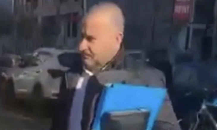 “Nuk më njeh mua?”/ Dhunohet punonjësi i sigurisë në Gjykatën e Vlorës, autori avokati Redi Llanaj