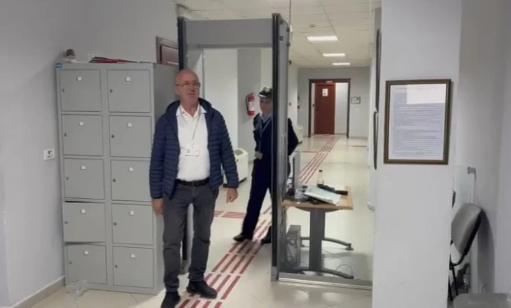“Nuk më njeh mua?”/ Dhunohet punonjësi i sigurisë në Gjykatën e Vlorës, autori një avokat