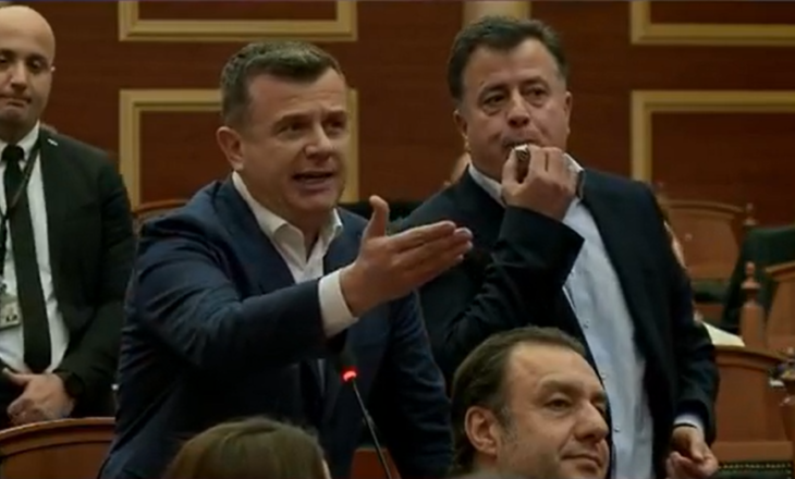 “O idiot…”, Flamur Noka ofendon Taulant Ballën, ndërpritet seanca në Kuvend