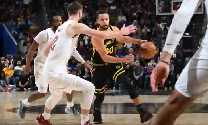Oklahoma buzëqesh sërish pas kohës shtesë, Curry i magjishëm për Warriors