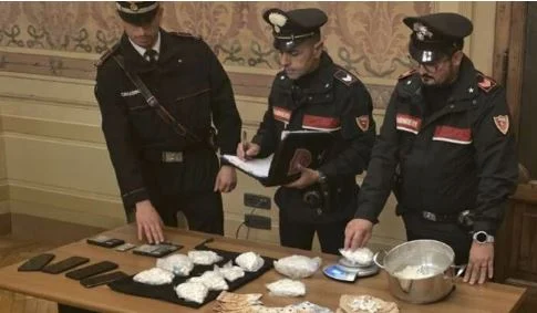 Operacion antidrogë/ Arrestohen 2 shqiptarë, u kapen mbi 1 kg kokainë dhe…