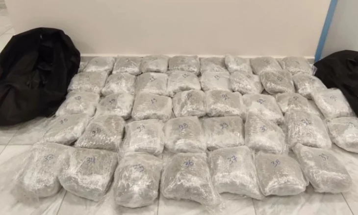 Operacion pranë kufirit shqiptar/ Kapen 43 kanabis me vlerë 680 mijë euro, arrestohen 3 burra dhe një grua (Foto)