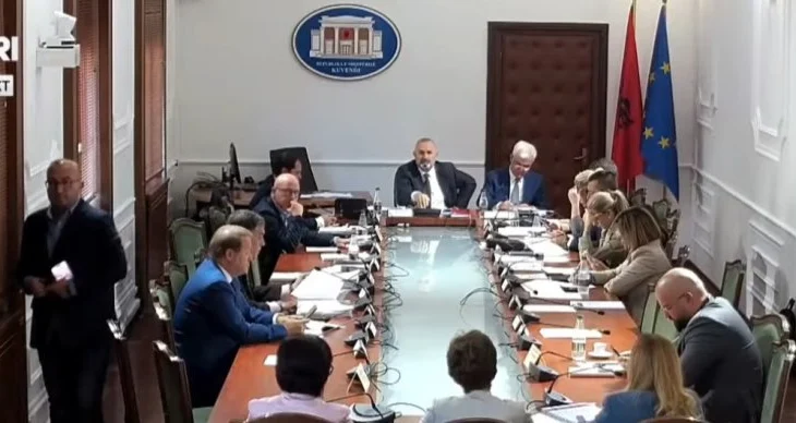 Opozita akuzon për abuzime në administratë: Deputetët ‘bukosin’ Komisioneren e Shërbimit Civil në Kuvend