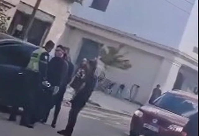 ‘Ore hiqe uniformën dhe hajde dalim!’ Përplasje në Berat mes shoferit dhe policit rrugor (VIDEO)