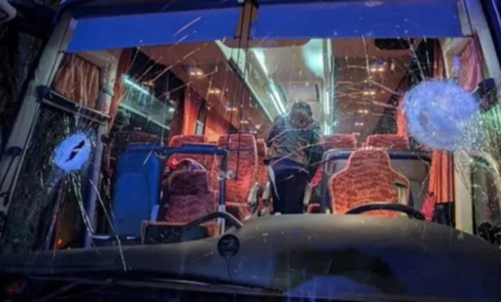 Organizuan sulmin ndaj autobusit të një ekipi basketbolli ku vdiq shoferi, policia arreston 3 autorët, në profilet e tyre mbanin Musolinin dhe simbole fashiste