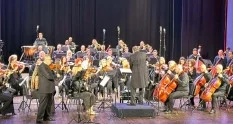 Orkestra e RTSH koncert me veprat e Gjon Simonit, dirigjent Eno Koço,  në skenë dhe violinisti Lorenc Radovani