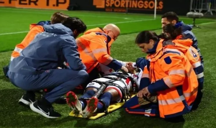 Panik në fushë/ Një lojtar detyrohet të largohet me barelë