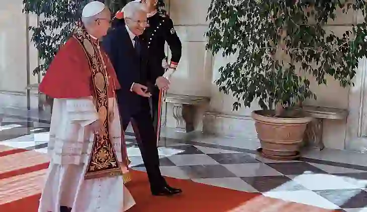 Papa i bën thirrje Italisë të mbetet e hapur për emigrantët, në vizitën e parë në pallatin presidencial të Romës