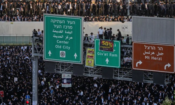 “Paralizohet” Jeruzalemi, rreth 200 mijë ultra-ortodoksë në protestë, vdes një 15-vjeçar