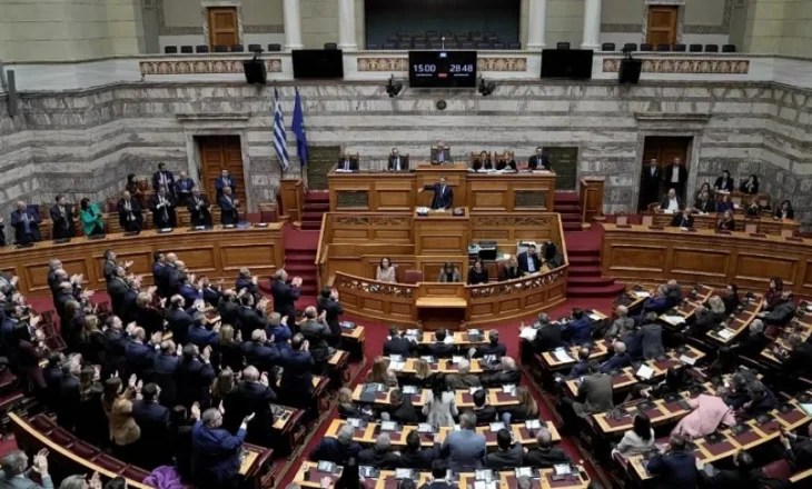 Parlamenti i Greqisë miraton projektligjin për zgjatjen e orarit të punës pavarësisht protestave mbarëkombëtare